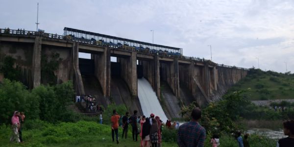 हटिया डैम का जलस्तर खतरे के निशान पर,खोला गया फाटक