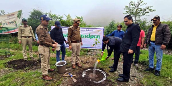 न्यायाधीशों ने हनुमानगढ़ी में किया पौधरोपण
