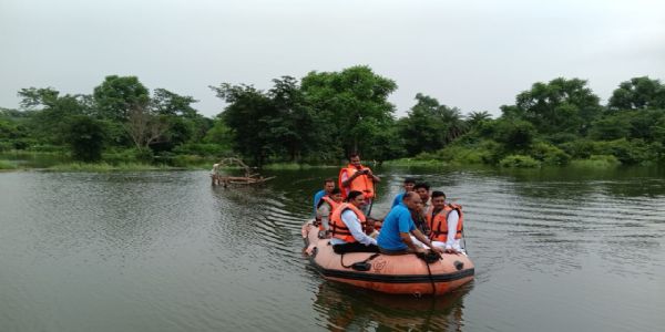 बाढ़ग्रस्त ग्राम सिकरोड़ी में पहुंची सदर विधायिका व जिलाधिकारी