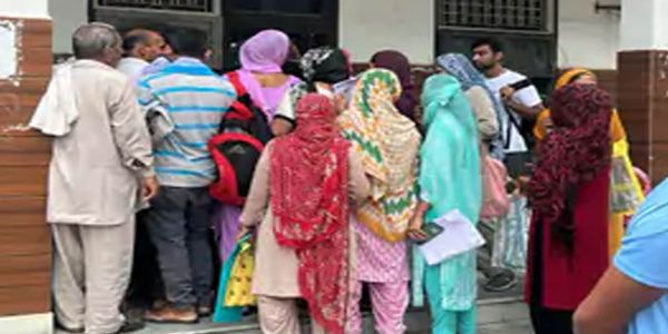 सोनीपत में पेंशन के लिए बार-बार दस्तावेजों की जांच से ग्रामीणों में रोष
