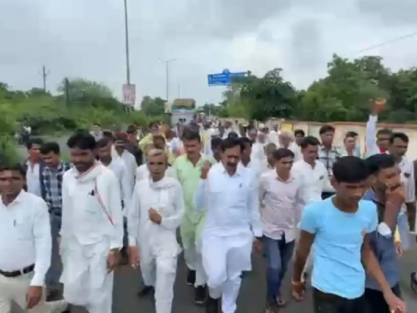 फसल को लेकर किसानों ने किया प्रदर्शन