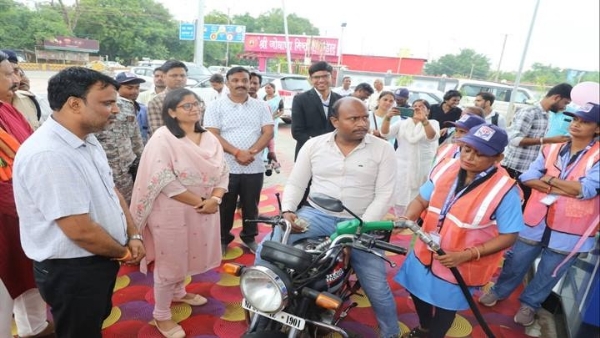 कलेक्टर ने एक पेट्रोल पम्प पर तीन महिलाओं को सौंपी फ्यूल डिलेवरी वर्कर की जिम्मेदारी