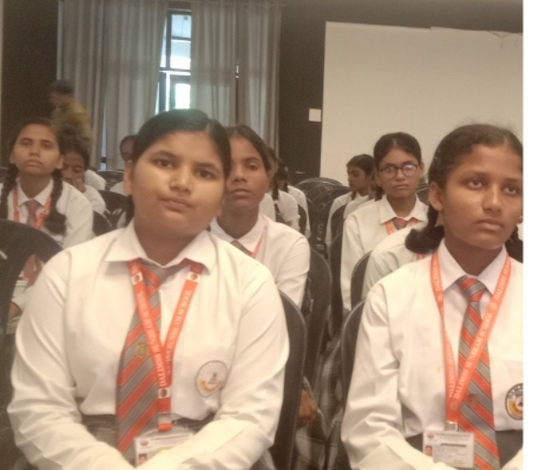 डिप्थीरिया के बारे में ध्यान से सुनते स्कूली बच्चे