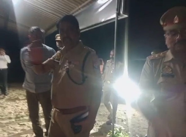 पुलिस अधीक्षक डॉ कौस्तुभ मौके पर जांच पड़ताल करते हुए