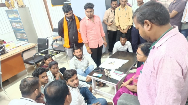 बीसीएस पीजी कालेज के प्राचार्य कक्ष में प्रदर्शन करते हुए अभाविप के पदाधिकारी।