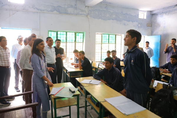 राज्य के इंटर कॉलेज  क्यारक के निरीक्षण के दौरान छात्रों से बातचीत करती डीएम