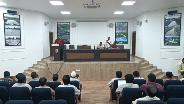 कौशल विकास मिशन की ​प्रयागराज विकास भवन सभागार में समीक्षा करते हुए मुख्य विकास अधिकारी हर्षिका सिंह का छाया चित्र