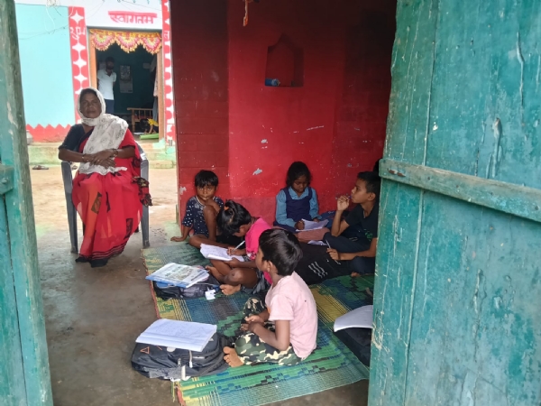 शिक्षिका के घर में संचालित विद्यालय