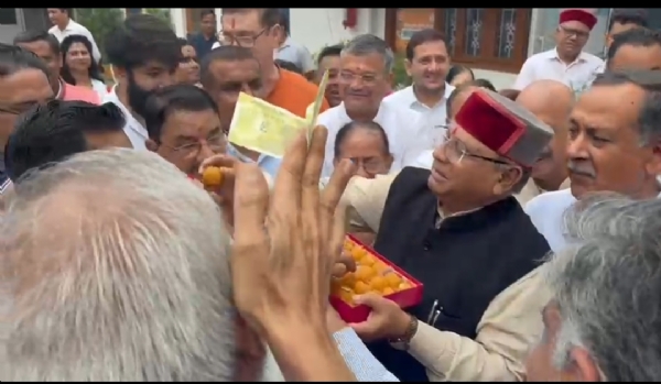भाजपा मुख्यालय में कार्यकर्ता जश्न मनाते ।
