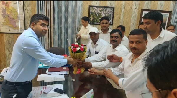 *जिलाध्यक्ष ने अपने पदाधिकारीयों के साथ डीएम से की शिष्टाचार भेंट*