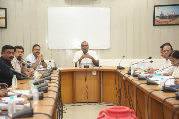 समय-सीमा बैठक लेते हुए संभागायुक्त संजीव सिंह