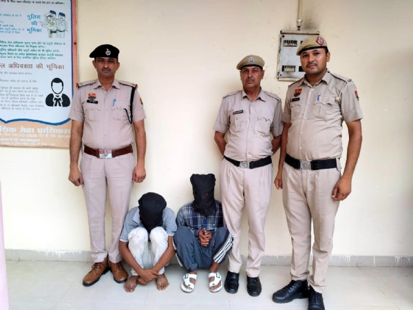 फतेहाबाद। पुलिस गिरफ्त में बाईक चोरी के मामले में गिरफ्तार दोनों युवक।