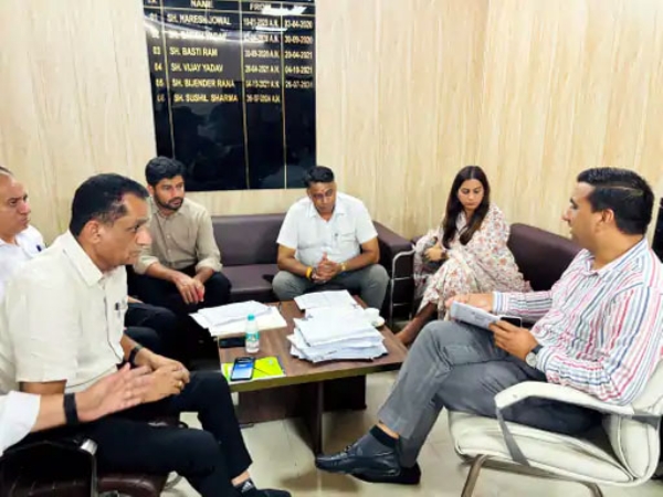 डीआरओ विकास चौधरी अधिकारियों के साथ नए कलेक्टर रेट को निर्धारित करवाते हुए।