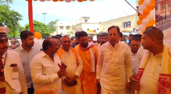 स्टेशन निर्माण कार्य का भूमि पूजन करने पहुंचे सांसद