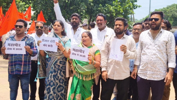 नारेबाजी कर विरोध जताते हुए कांग्रेसी पार्षद।