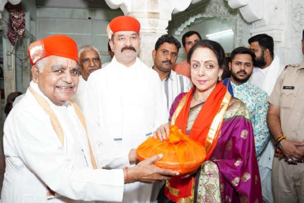 हेमा मालिनी ने किए श्रीनाथजी के दर्शन