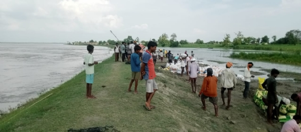 काटन के बाद बंधे पर मौजूद ग्रामीण