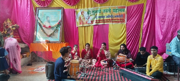 कार्यक्रम की प्रस्तुति देते हुए कलाकार।