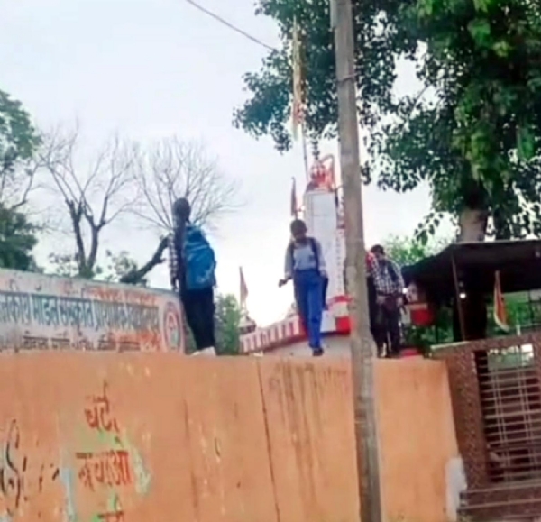 फतेहाबाद। दीवार चढक़र स्कूल जाते विद्यार्थी।
