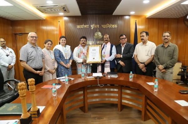 डीजीपी कैलाश मकवाणा और एडीजी नारकोटिक्‍स के.पी. व्‍यंकटेश्‍वर राव को सौंपा सर्टिफिकेट