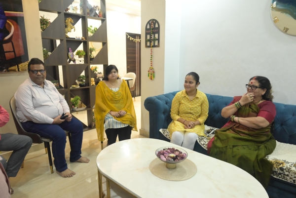 मृतक शुभम के परिवार से मिलती महापौर