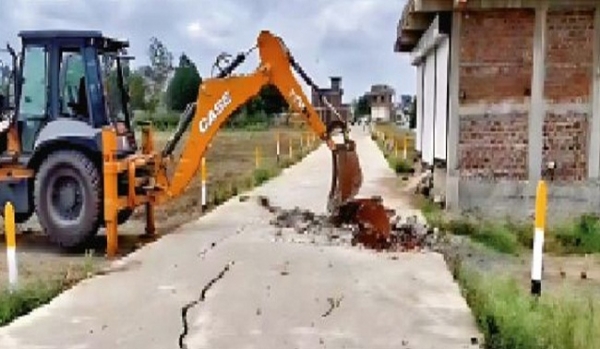 कॉलोनी को ध्वस्त किया गया।