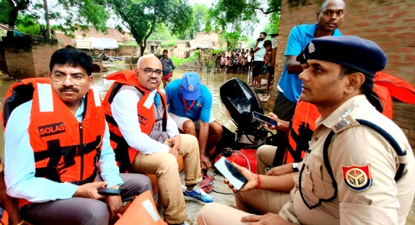 कानपुर में जिलाधिकारी ने घाटमपुर तहसील के यमुना नदी के बढ़ते जलस्तर से प्रभावित गड़ाथा गांव का निरीक्षण किया का छायाचित्र