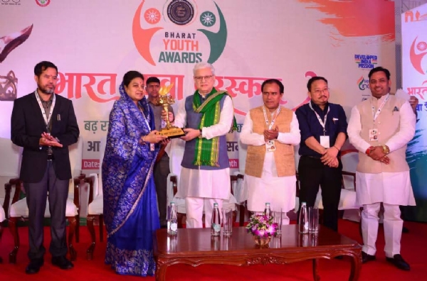 तेलंगाना के राज्यपालसे भारत गौरव अवार्ड 2025 से सम्मानित हाेती सांसद