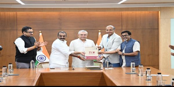 राष्ट्रीय फिल्म पुरस्कारों के जूरी सदस्यों ने केन्द्रीय मंत्री अश्विनी वैष्णव को सौंपी सूची