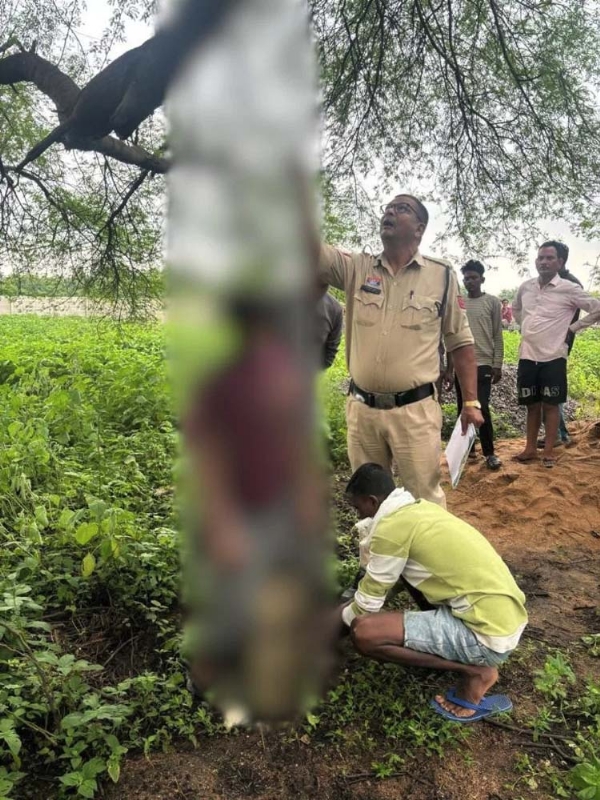 नाबालिग का पेड़ पर लटका हुआ शव