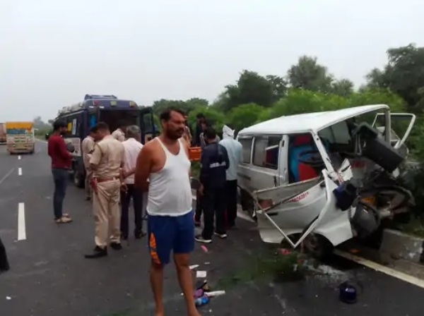 मरीज को जयपुर लेकर रही एंबुलेंस ट्रक में घुसी:हादसे में मरीज और उसकी मां की मौत