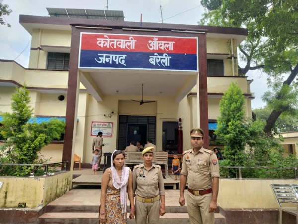 हत्या की साजिश रचने वाली मन्नत को हिरासत में ले जाती पुलिस टीम।