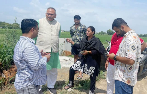 सोनीपत: मेयर         राजीव जैन पार्षद मोनिका नागर, उपमंडल अभियंता देवेंद्र खासा और कनिष्ठ अभियंता सचिन शर्मा के साथ मौके देख  निर्देश देते हुए।