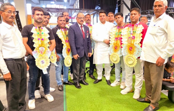 सोनीपत: पॉवरलिफ्टिंग   चैंपियनशिप के पदक विजेताओं को सम्मानित करते खेल प्रेमी