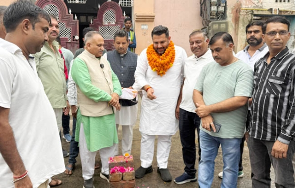 सोनीपत:  विधायक निखिल मदान व मेयर राजीव जैन विकास कार्य को आरंभ करवाते हुए