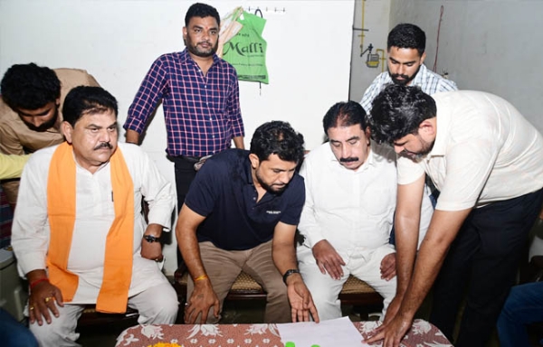 सोनीपत:  नपा जेई अरविंद से निर्माण कार्यों की जानकारी लेते विधायक देवेंद्र कादियान।