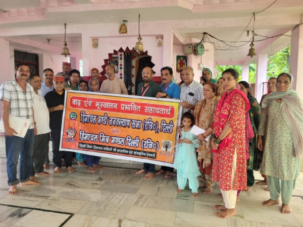 आपदा प्रभावितों की मदद करते हुए हिमाचल मंडी जन कल्याण सभा।