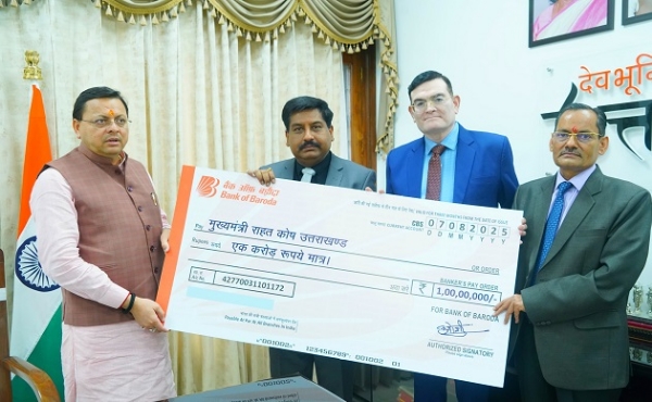 बैंक ऑफ बड़ौदा के प्रतिनिधिमंडल मुख्यमंत्री आवास में मुख्यमंत्री पुष्कर सिंह धामी को आपदा राहत कार्यों के लिए चेक सौंपते।