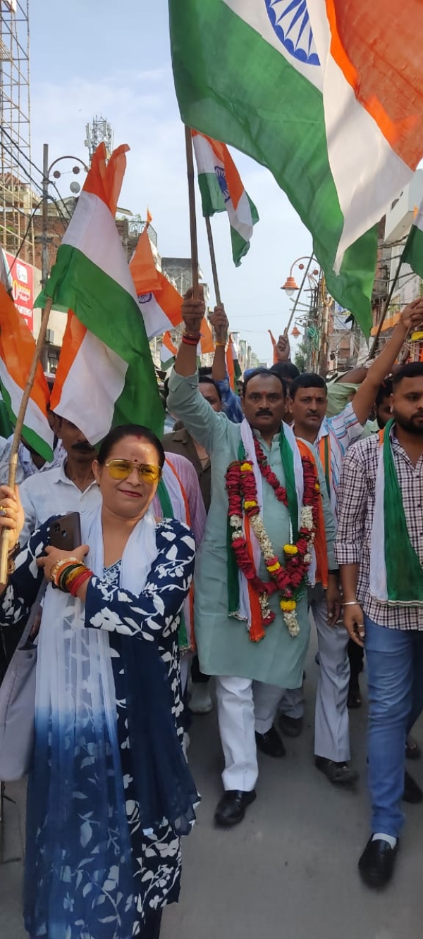 उप्र के प्रयागराज महानगर में त्रिरंगा यात्रा निकाते भाजपा कार्यकर्ताओं एवं पदाधिकारियों का छाया चित्र