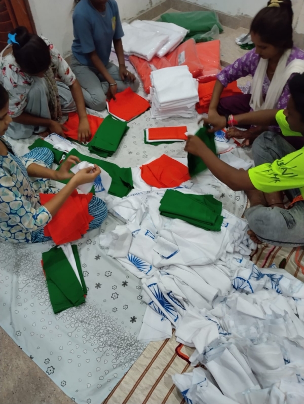 स्वयं सहायता समूह की महिलाएं तिरंगा बनाती हुई
