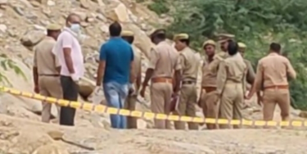 घटना स्थल पर पुलिस टीम जांच करती