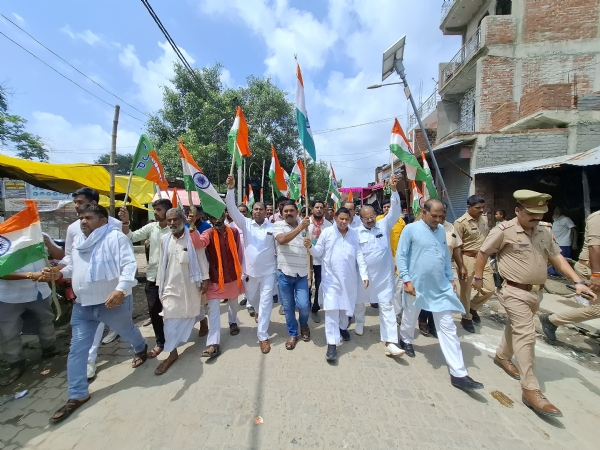 तिरंगा यात्रा का नेतृत्व करते भाजपा विधायक राजेन्द्र सिंह पटेल