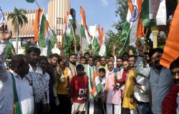 उप्र के प्रयागराज महानगर में त्रिरंगा यात्रा निकाते भाजपा कार्यकर्ताओं एवं पदाधिकारियों का छाया चित्र