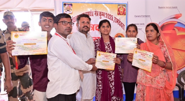 लोकदेवता बाबा रामदेव नेत्रकुम्भ में आये हुए लाभार्थी बढ़-चढ़कर नेत्रदान संकल्प पत्र भर रहे