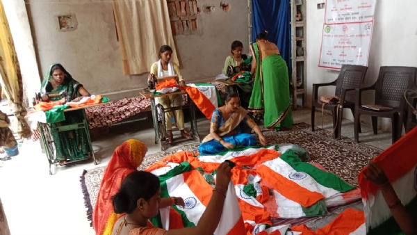 स्वयं सहायता समूह की महिलाएं तिरंगा बनाती हुई