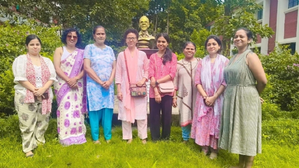 बैठक में शामिल आदिवासी समूह की महिलाएं