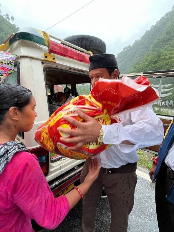 आपदा प्रभावित क्षेत्रों में सामग्री वितरित करते आरएसएस के स्वयंसेवक।