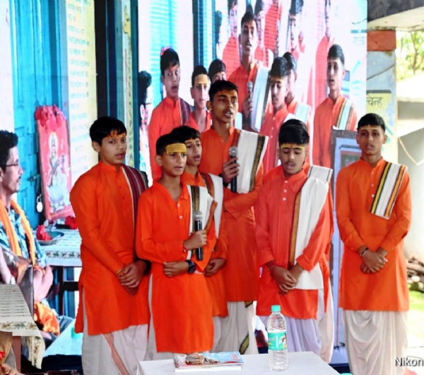 नैनीताल जनपद के चयनित चयनित आदर्श संस्कृत ग्राम पांडेगांव के शुभारंभ पर मंत्रोच्चार करते विद्यार्थी।
