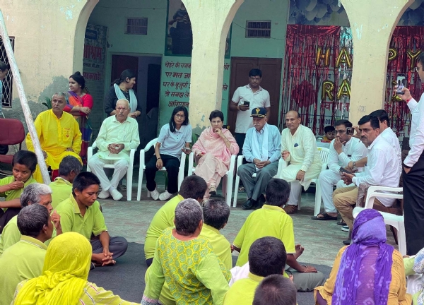 आजाद नगर स्थित भाग्यश्री सेवा संस्थान में बातचीत करती कुमारी सैलजा।