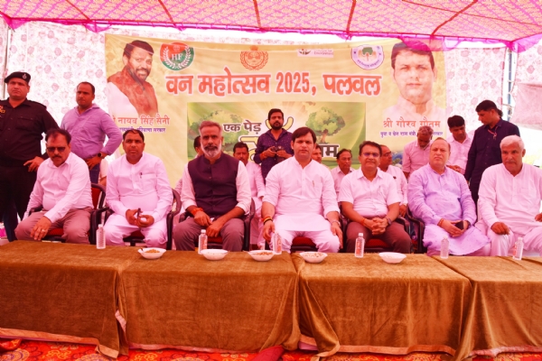 फोटो ओपन कार्यक्रम में खेल राज्य मंत्री गौरव गौतम जिला उपायुक्त डॉक्टर हरीश कुमार वशिष्ठ विपिन बैसला जिला अध्यक्ष भाजपापलवल